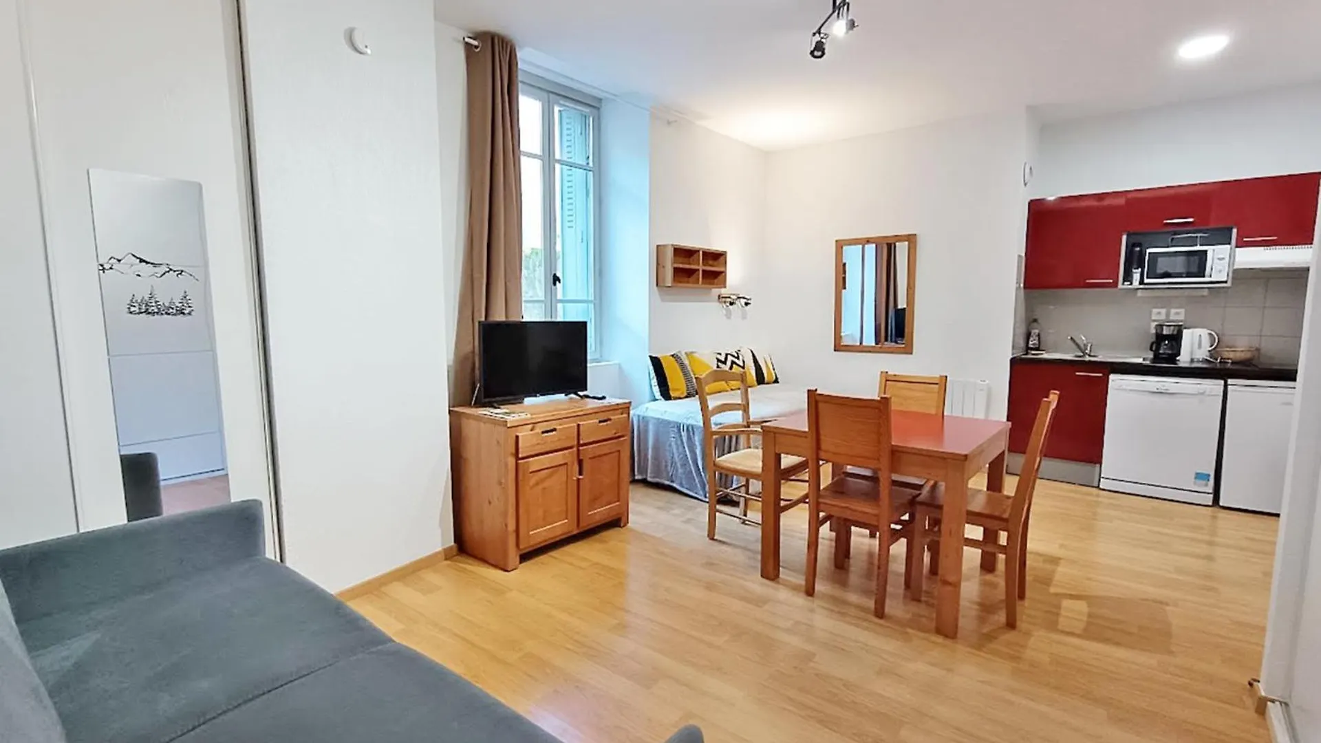 Frimousse, Studio, Wifi, Centre Luchon, Casier A Skis, Ascenseur, 4 Personnes Bagneres-de-Luchon 0*,  France